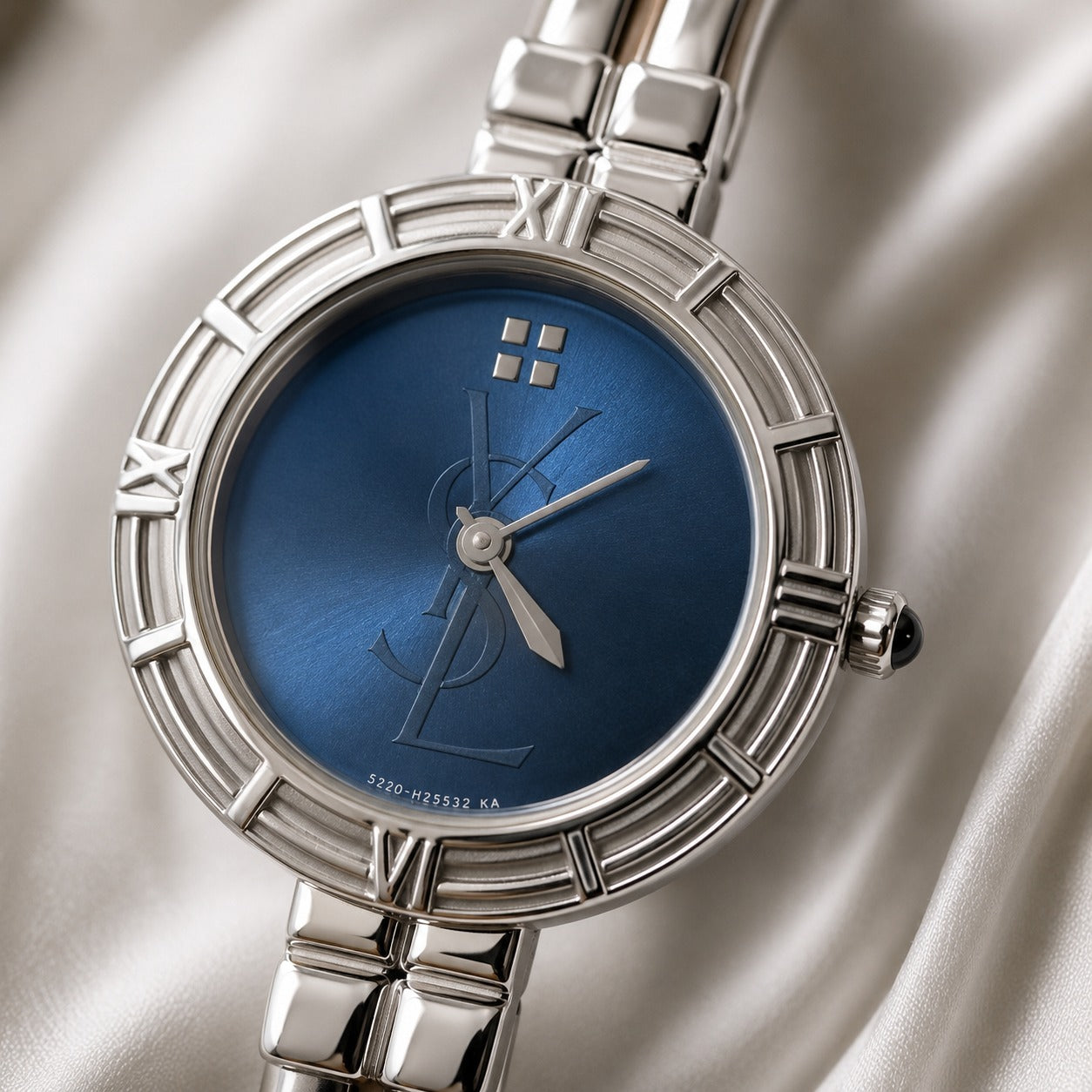 Yves Saint Laurent bangle z niebieską tarczą
